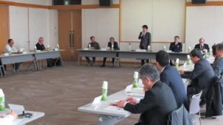交通対策委員会であいさつをする岡田市長