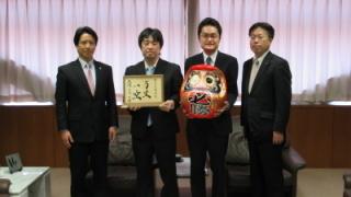 岡田市長を訪問した久保九段と稲葉八段