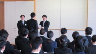 採用辞令を渡す岡田市長