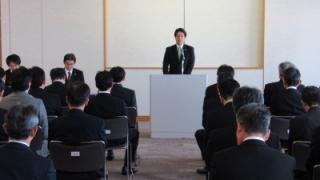 訓示を述べる岡田市長