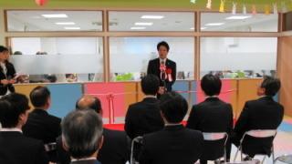 ママスクエアであいさつする岡田市長