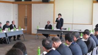 挨拶する岡田市長