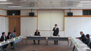 挨拶をする岡田市長