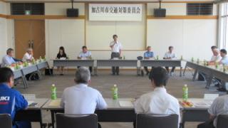 挨拶する岡田市長