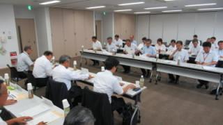 会議に出席する岡田市長