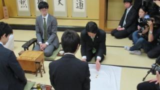振り駒をする岡田市長