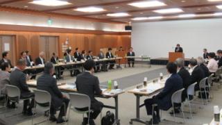 会議に出席する岡田市長