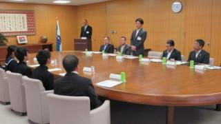 激励する岡田市長