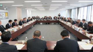 会議に出席する岡田市長