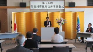 式辞を述べる岡田市長