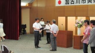 表彰する岡田市長