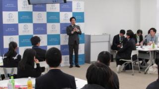 講評を述べる岡田市長