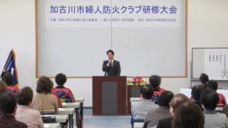 あいさつする岡田市長