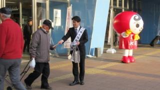 街頭啓発する岡田市長