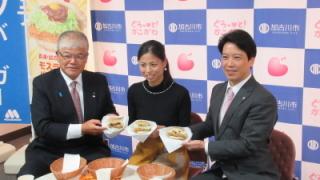 ライスバーガーかつめしを紹介する岡田市長