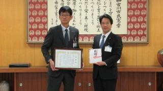 感謝状を贈呈し記念撮影