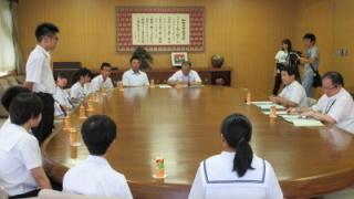 中学生の報告に耳を傾ける岡田市長