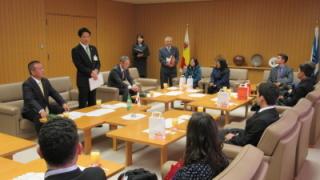 挨拶を述べる岡田市長
