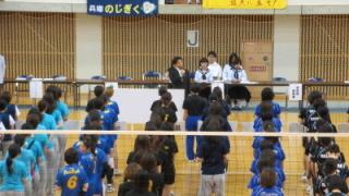 開会式で挨拶をする岡田市長