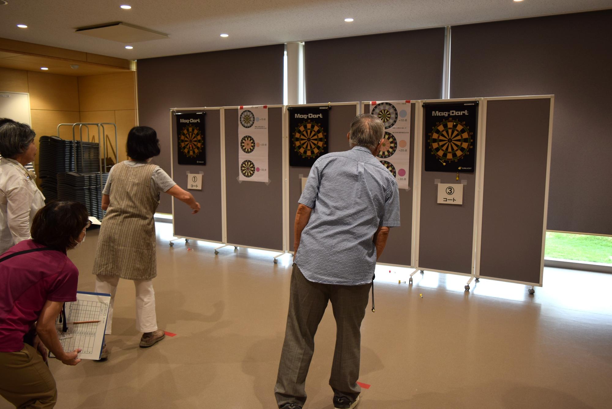 ダーツの矢を投げる様子