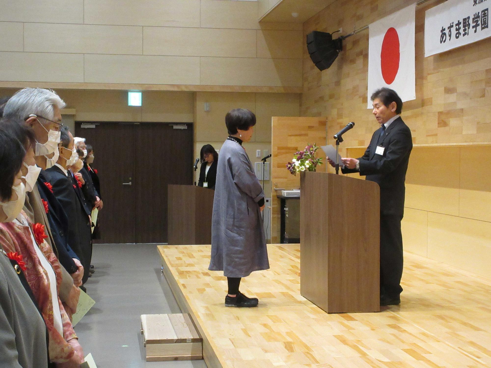 卒業証書受け取り