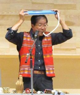 頭でピアニカを演奏する足立氏