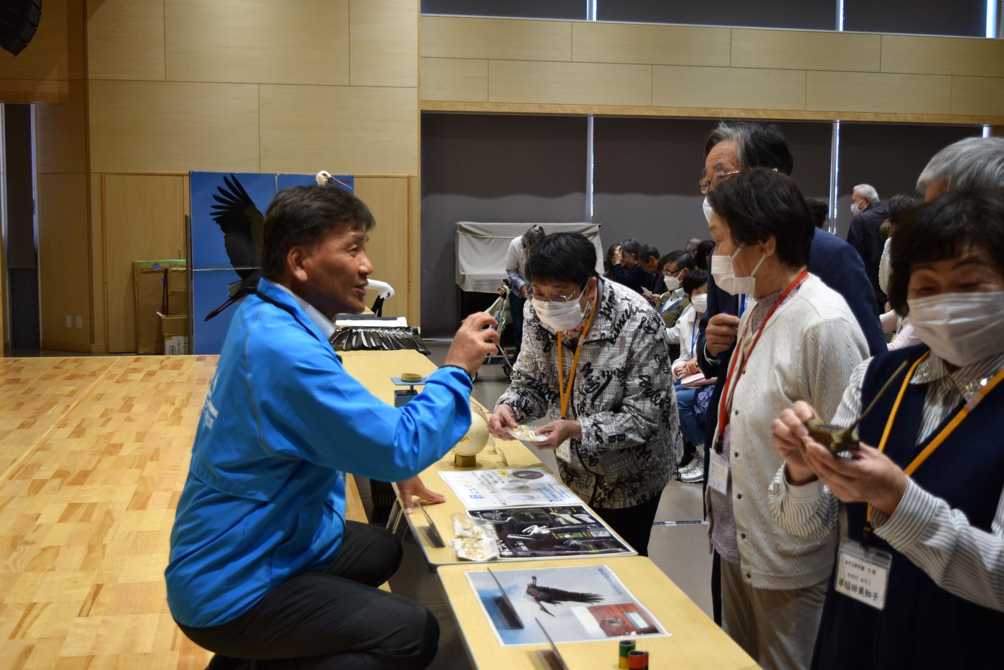 コウノトリの説明を受ける学園生