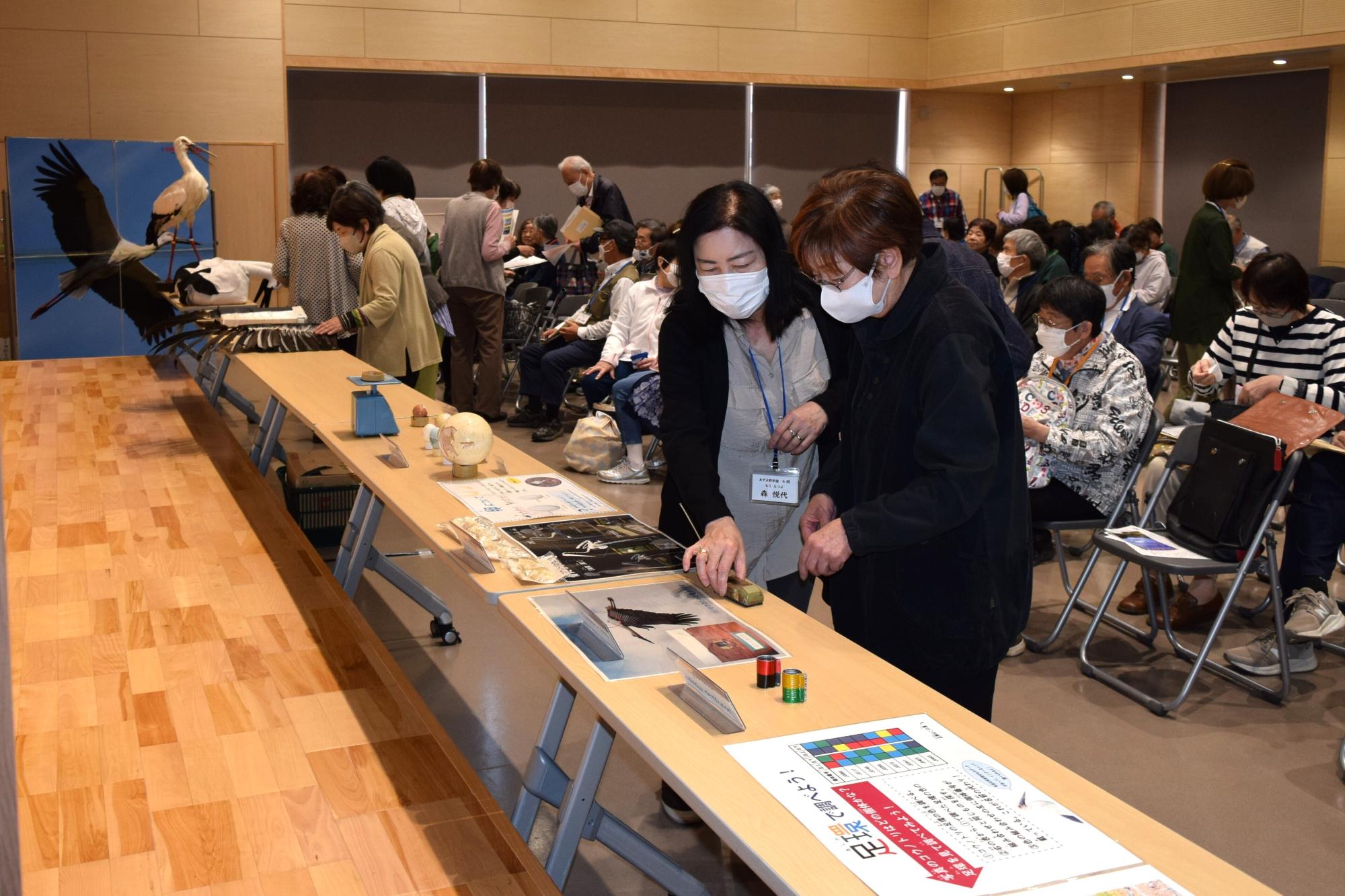 展示物を熱心に見る学園生