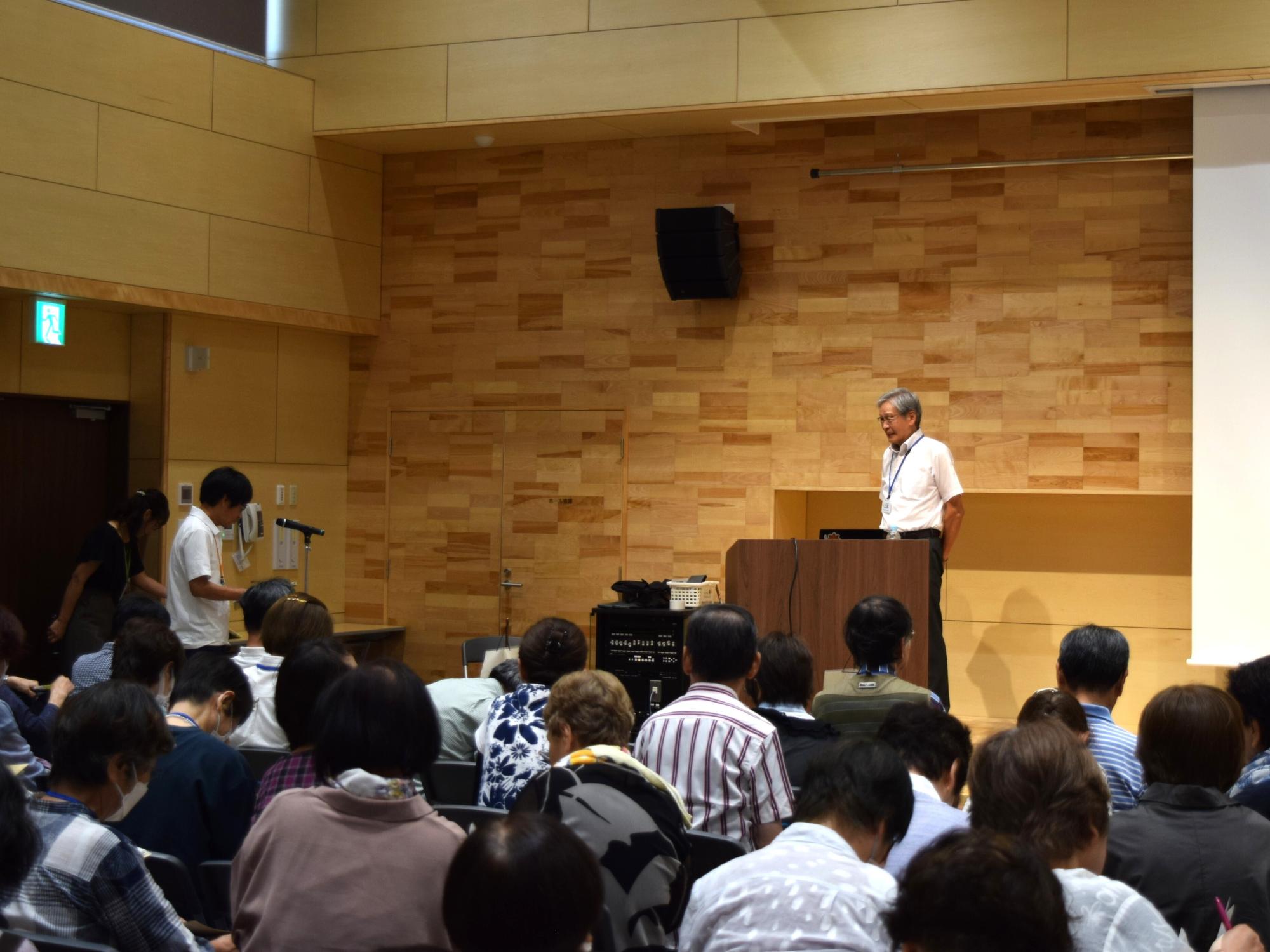 お礼の言葉を述べる学園生