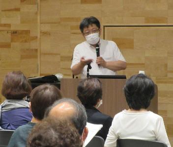 講師の話に耳を傾ける学生の様子