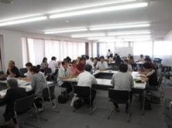 室内でテーブルを囲んでグループ毎に意見交換をしているB型事業所職員達と専門部会員達の写真