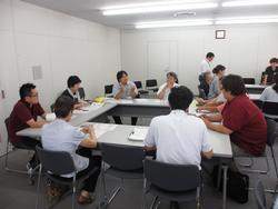 話し合って意見交換をしているB型事業所職員達と専門部会員達の写真