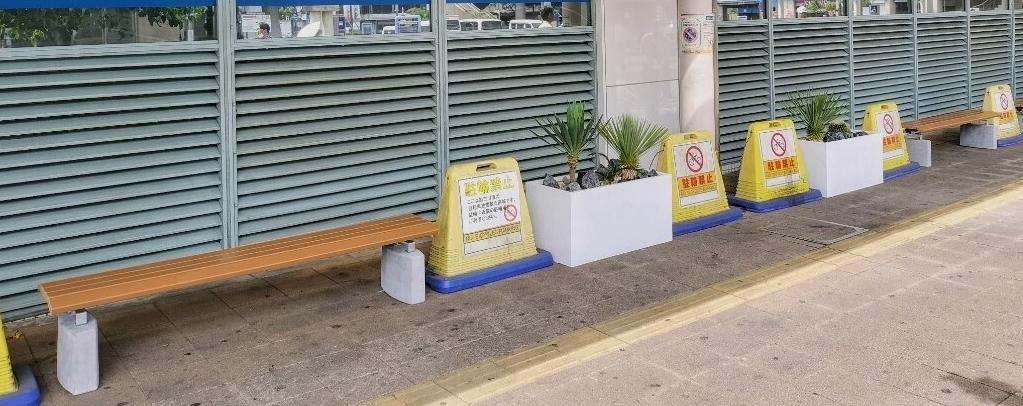 駅前のベンチとプランター