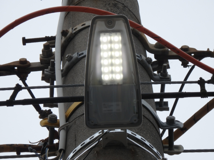 防犯灯が設置された電柱の写真