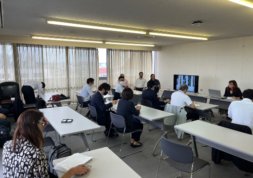 クリチバ市視察団と加古川市職員が発表及び意見交換をしている写真