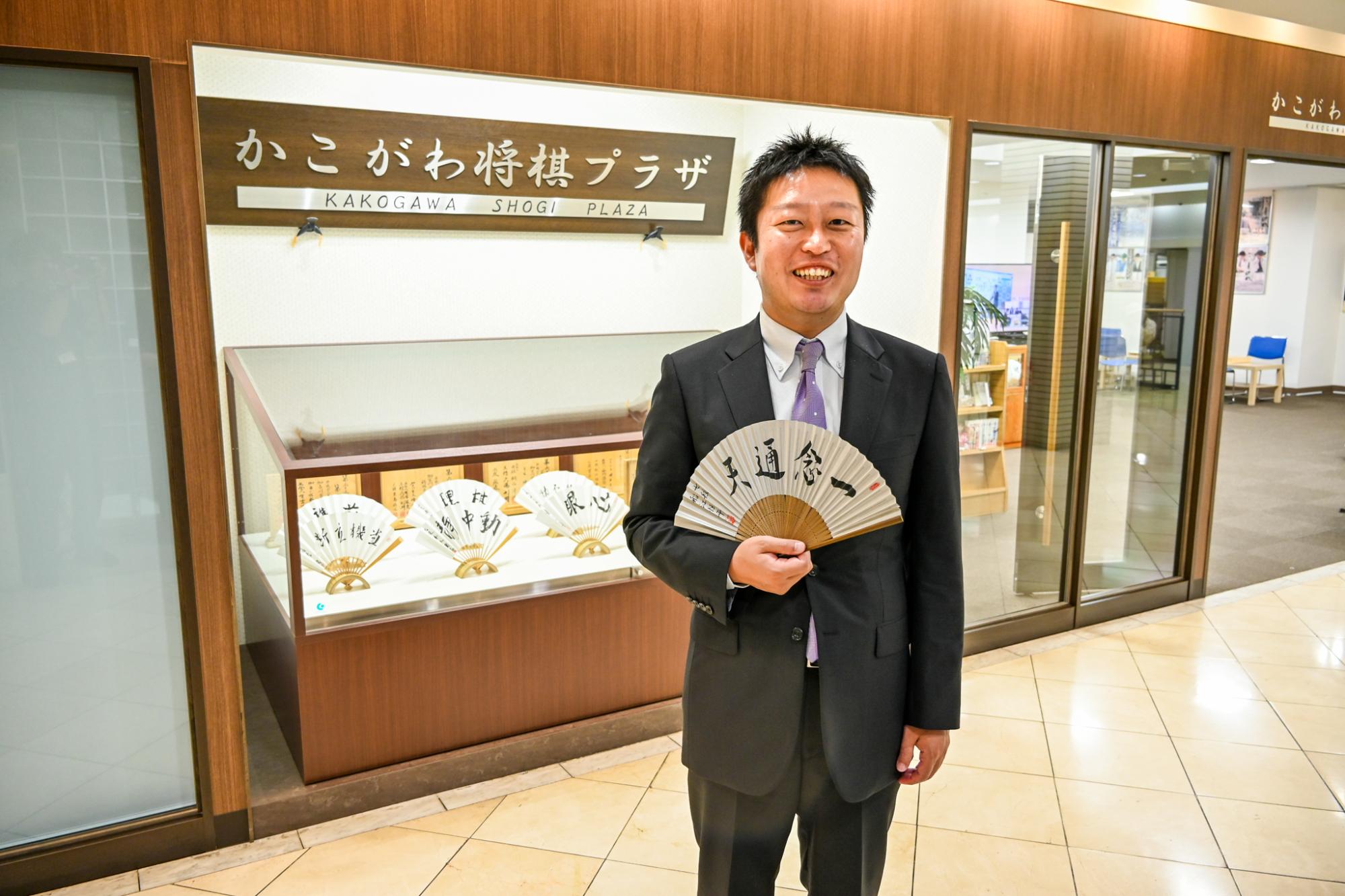将棋プラザの前で笑顔を見せる船江さん