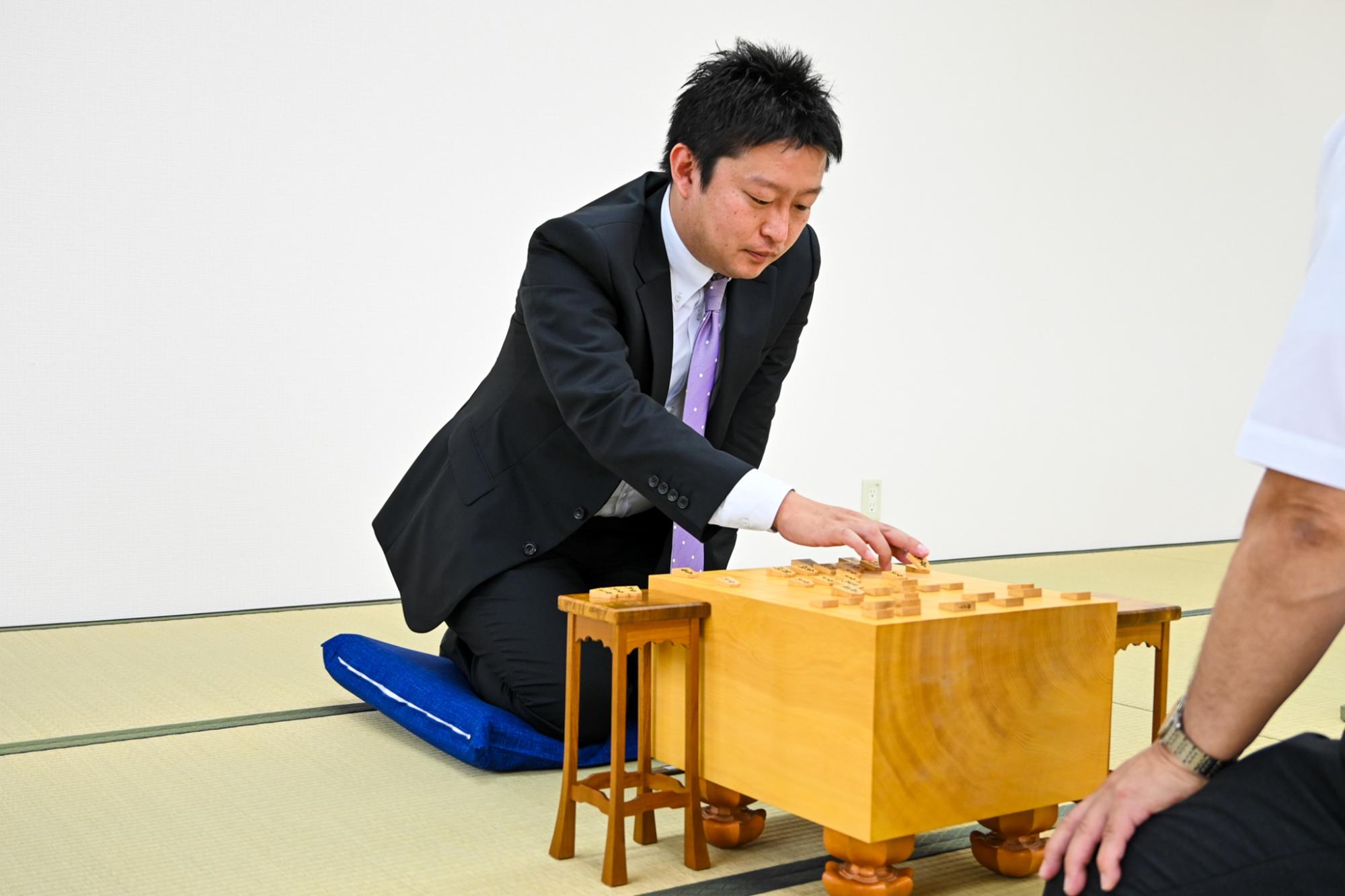 将棋を指す船江さん