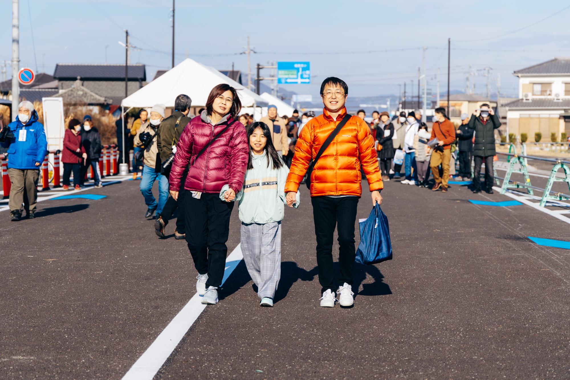 中津水足線を歩く家族