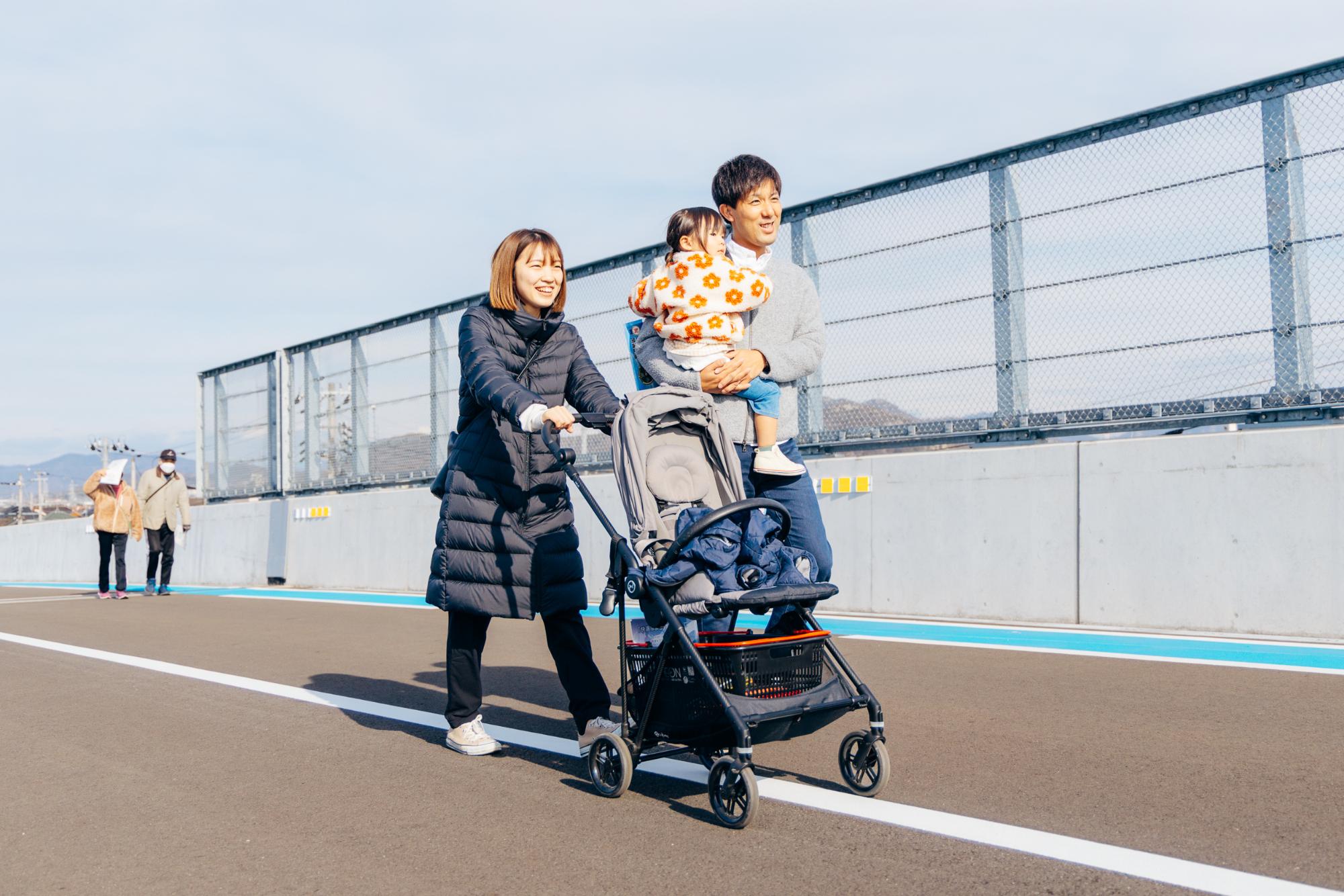 中津水足線でベビーカーを押しながら歩く家族