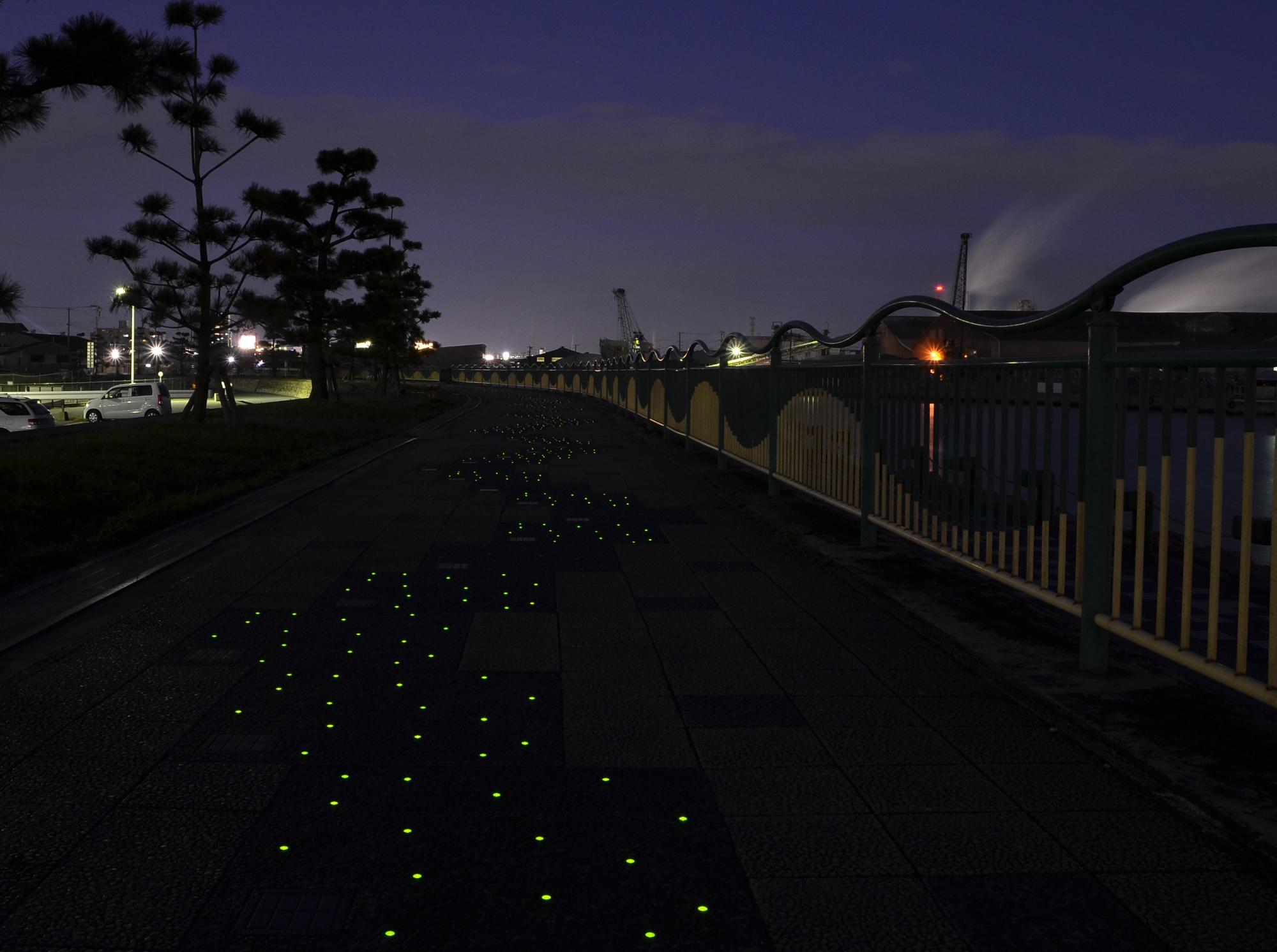 ほたる光を放つ歩道