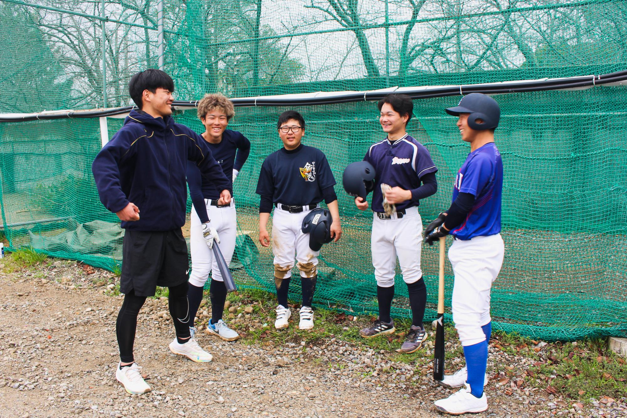 野球部の練習後に談笑する部員たち