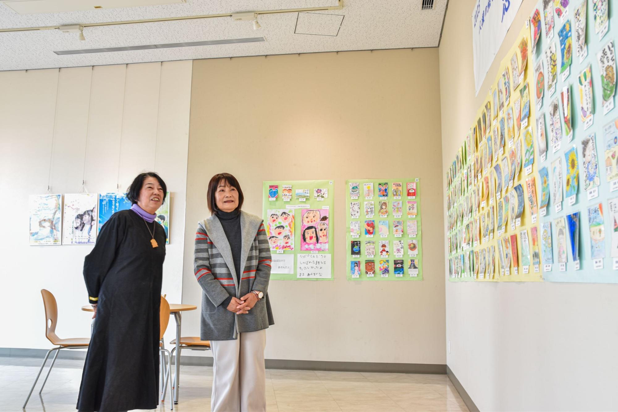 作品展を鑑賞する女性2人