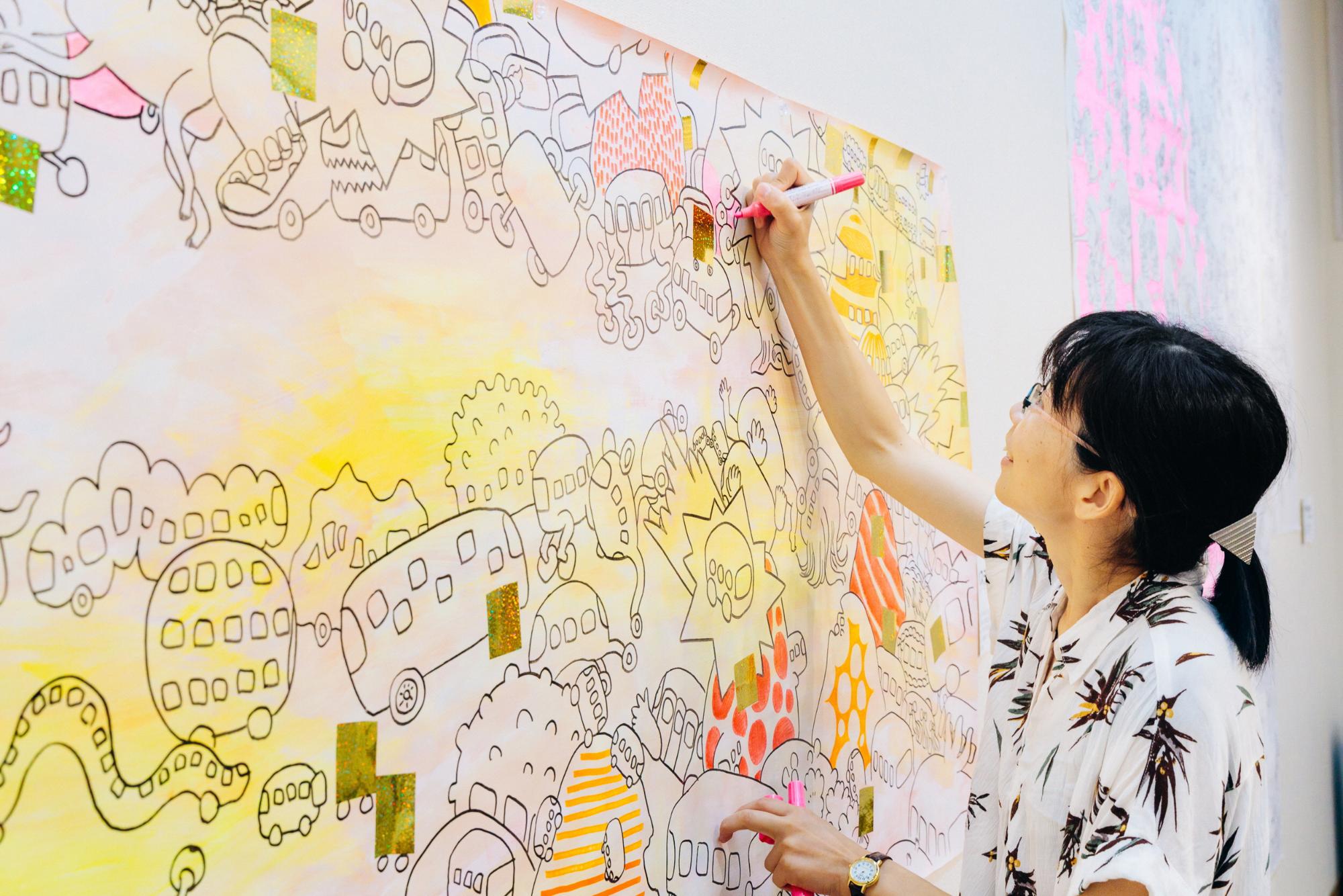 イラストを描く久保田裕美さん