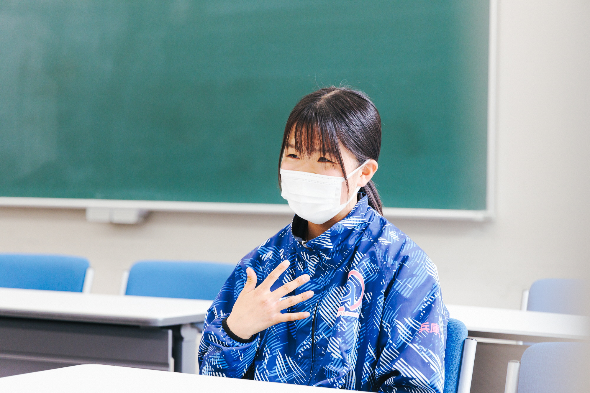 インタビューに答える長岡さん