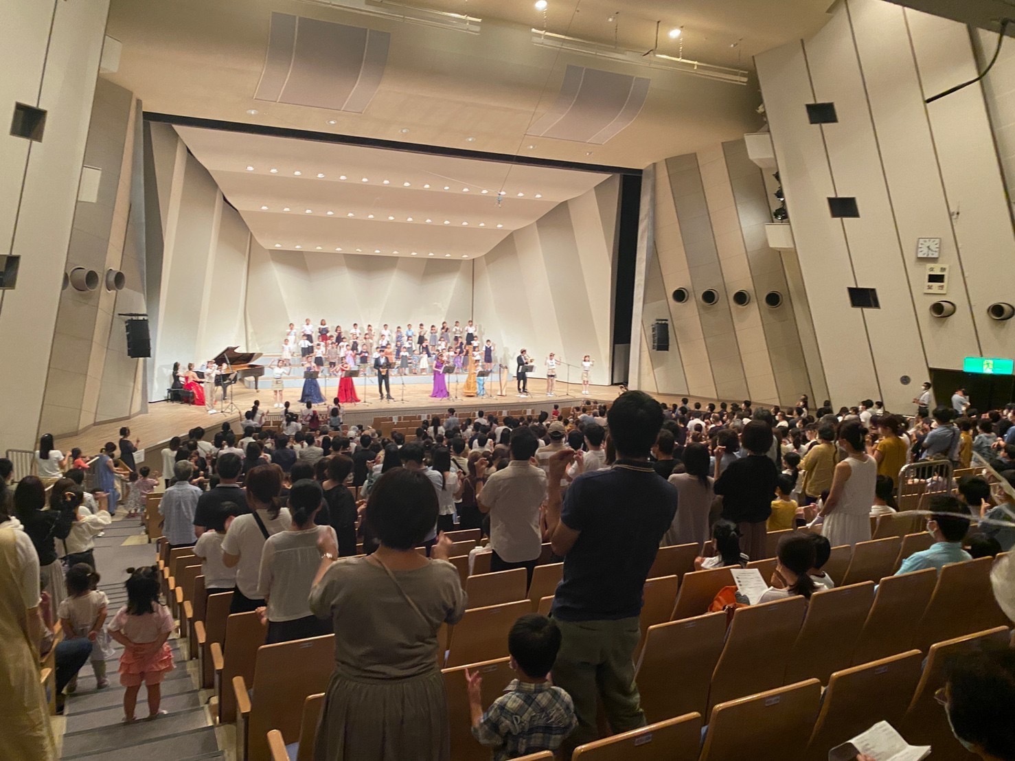親子連れで満席となったコンサート会場
