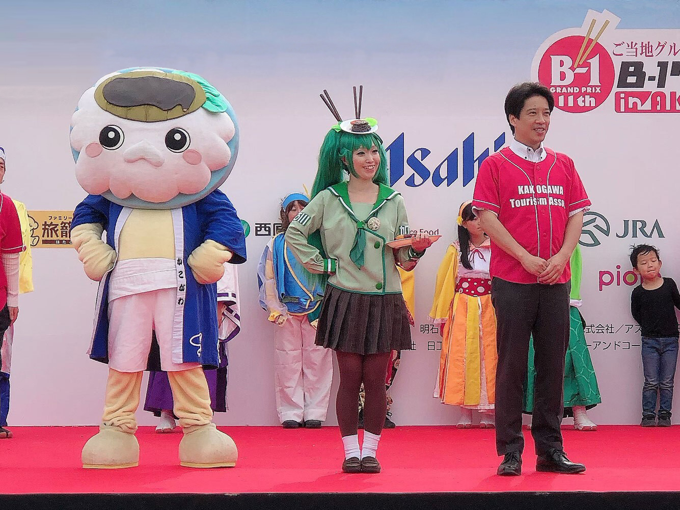 イベントに参加するかっつん、かつめしちゃん、岡田市長