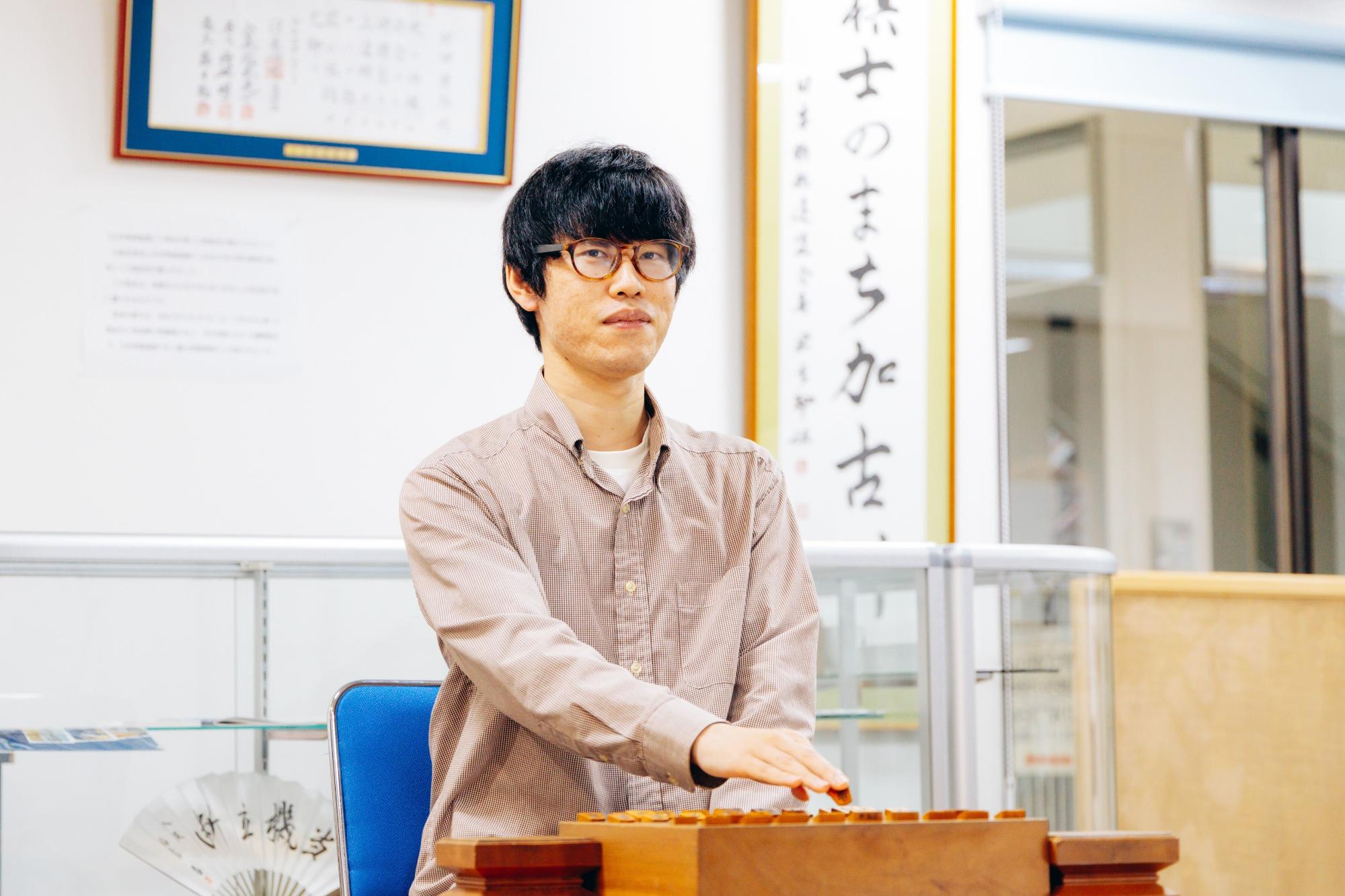 将棋を指す慶田さん