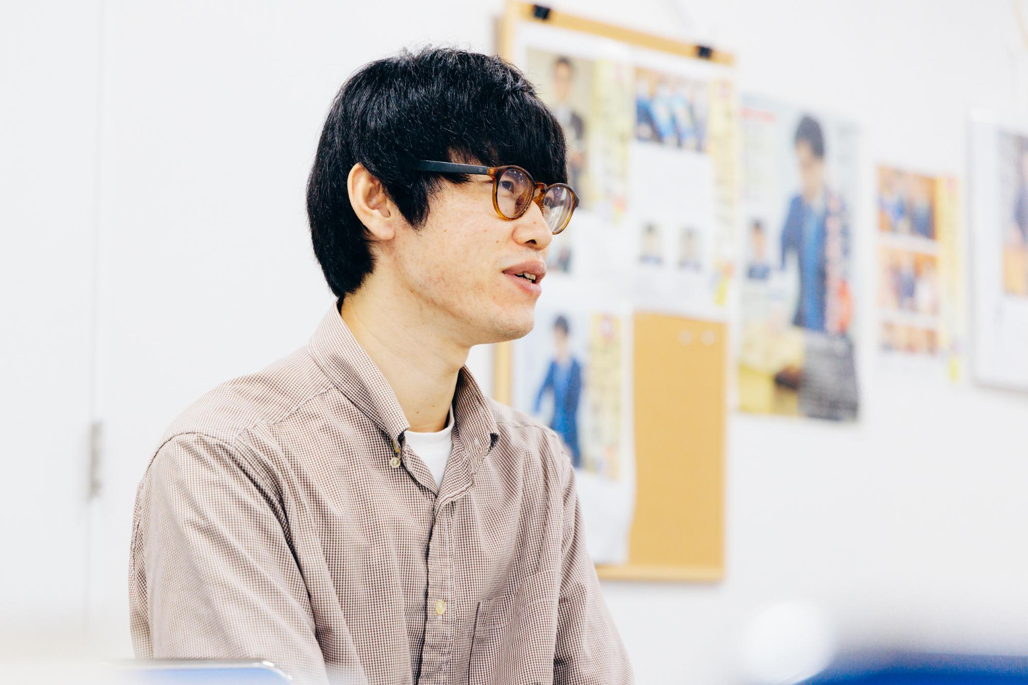インタビューを受ける慶田さん