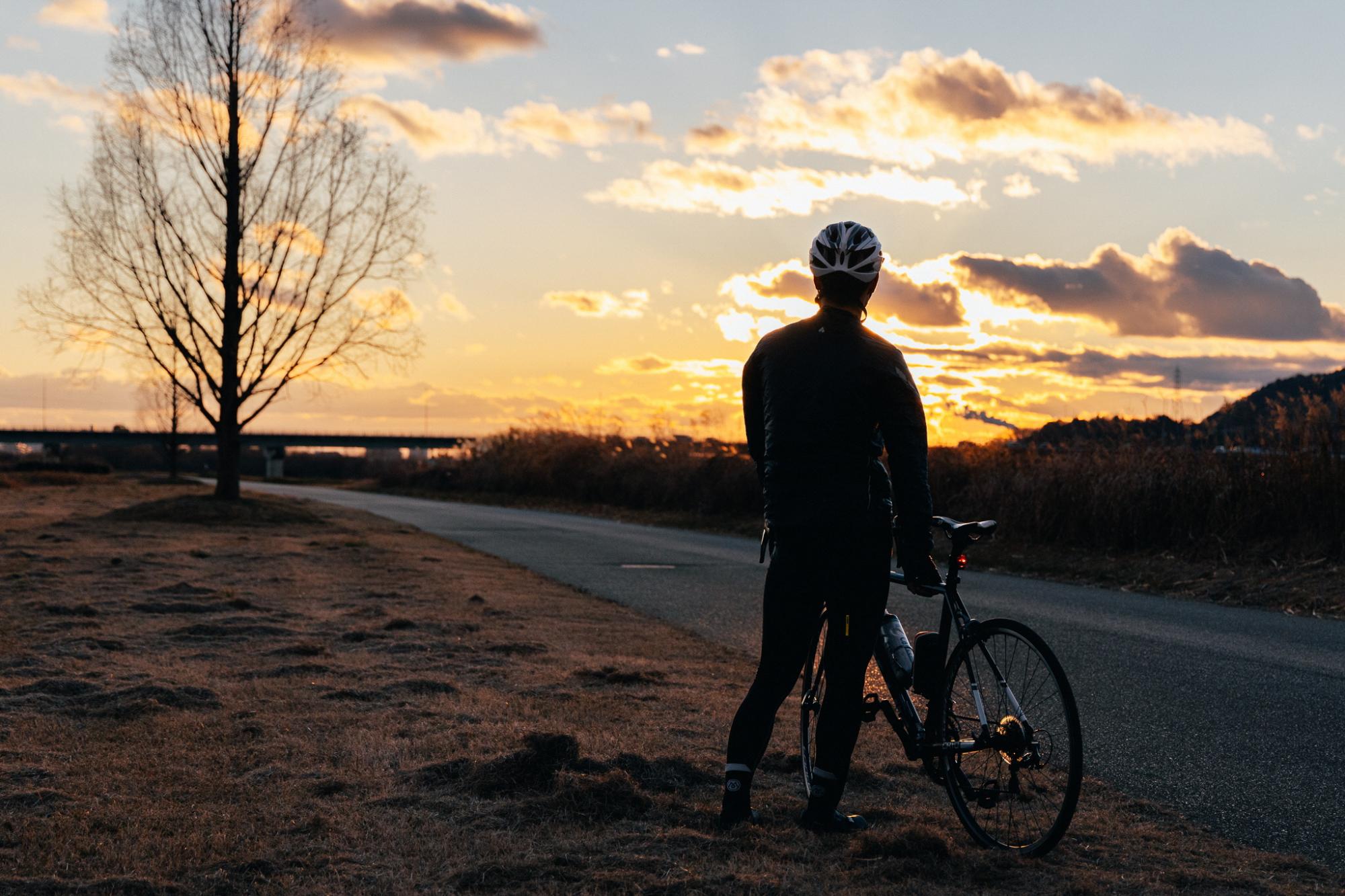 自転車から降りて夕方のみなもロードを眺める様子