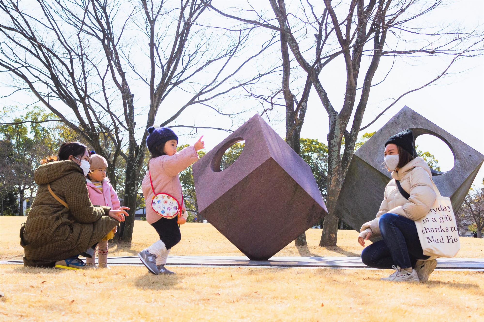 芝生広場で遊ぶ親子2組
